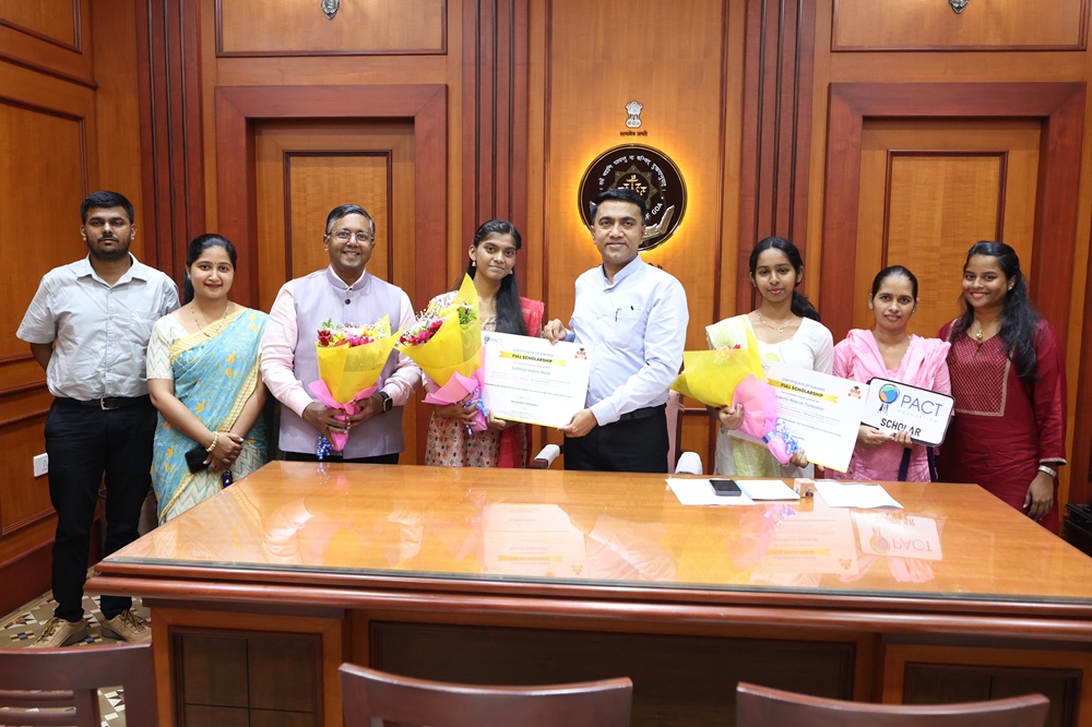 Goa CM Congratulates Goa Super 100 Scholars